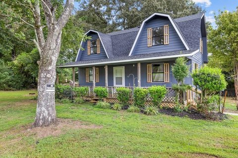 Spacious Home with Mountain View