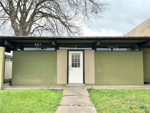 Versatile Commercial Space in Cuero