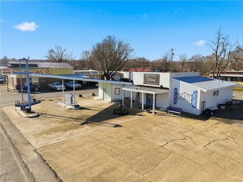 Commercial Building in Stilwell, OK