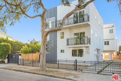 New Townhouse-Style Apartments in Los Angeles