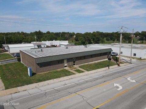 Spacious Office Building Near Downtown