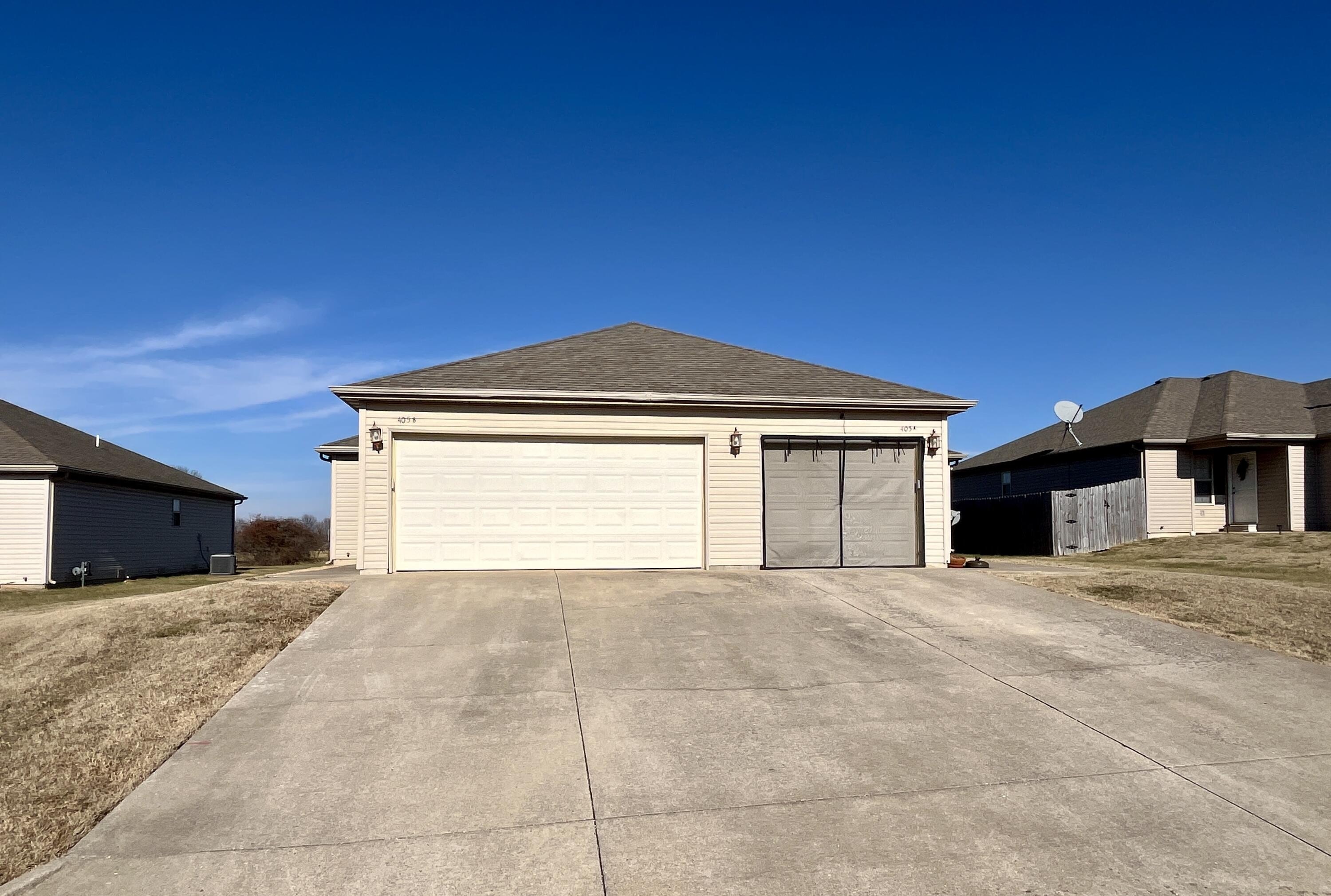 Charming Duplex in Aurora, MO