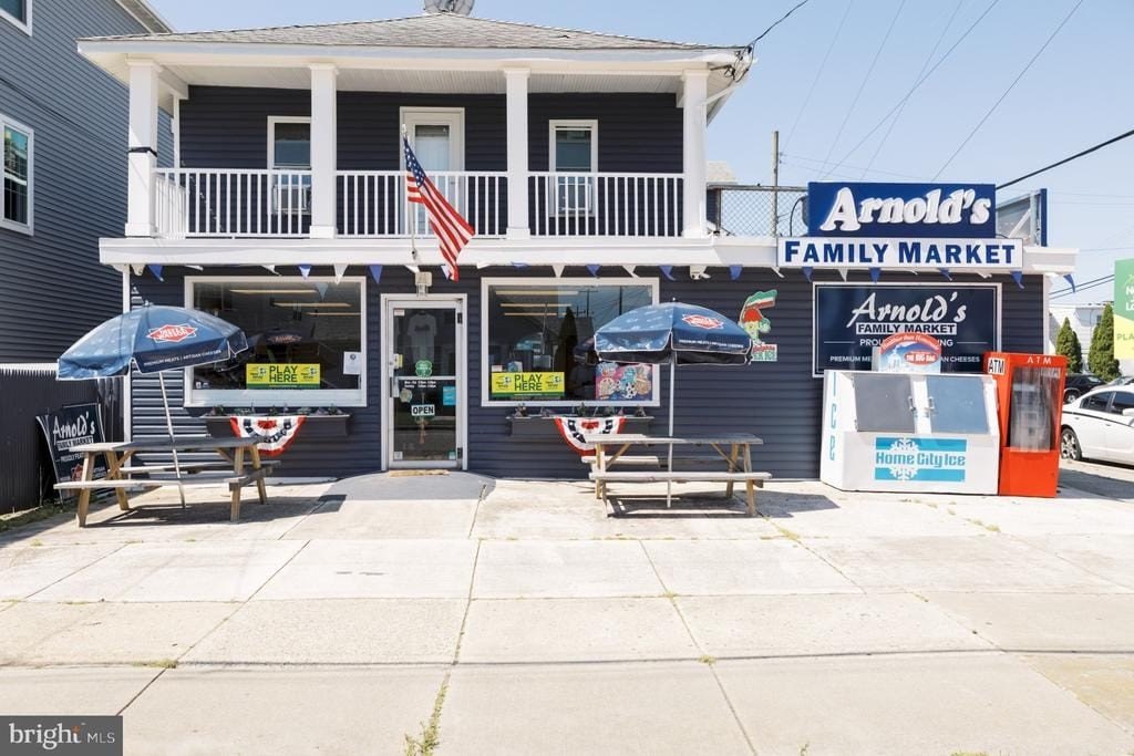 Mixed-Use Investment Opportunity Near Beach