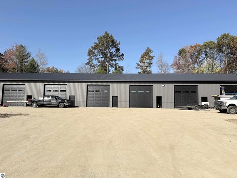 Post-Frame Warehouse with 8 Doors