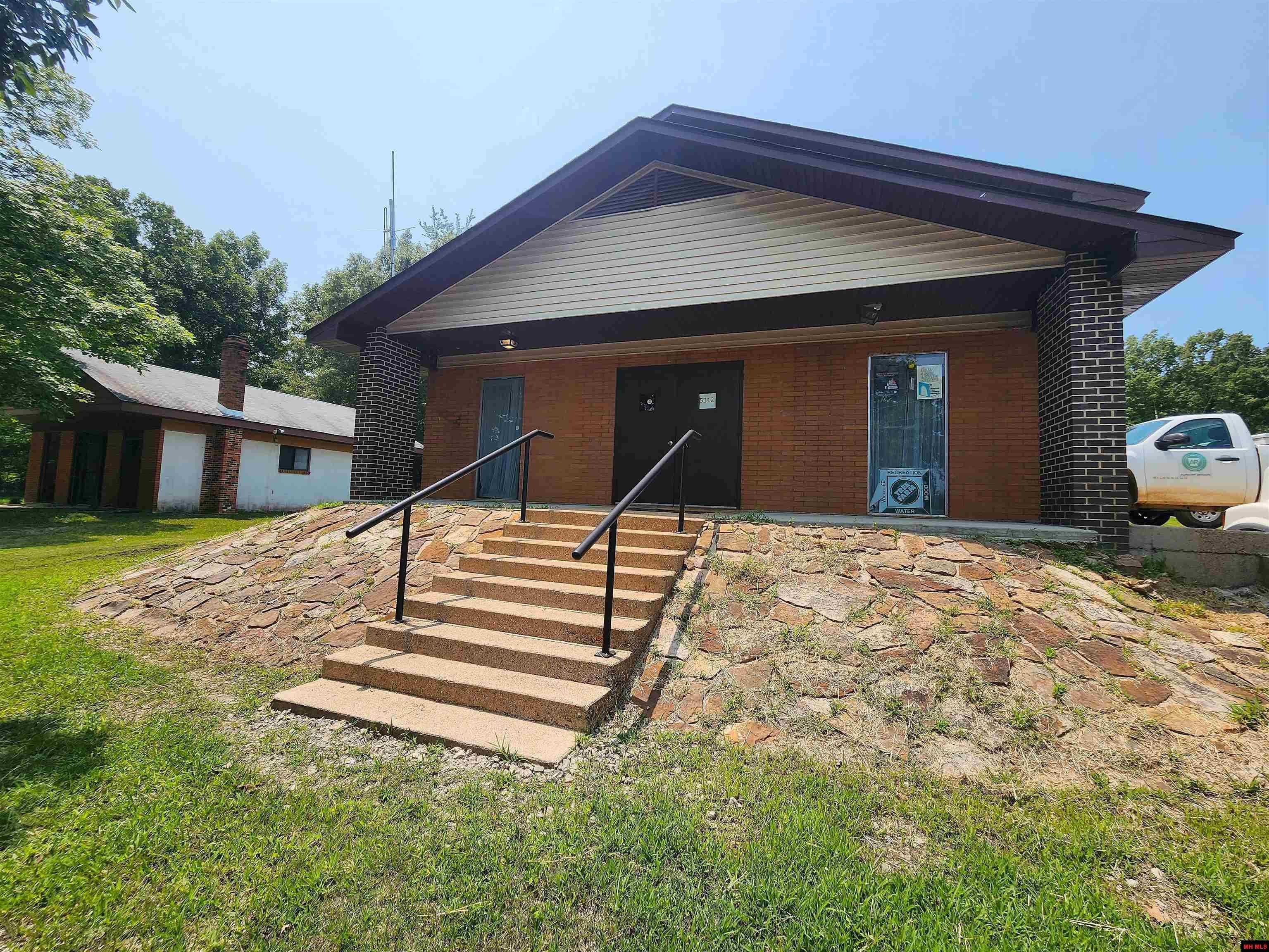 Versatile Commercial/Residential Investment Opportunity