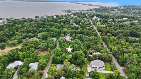 Spacious Lot Near the Bay