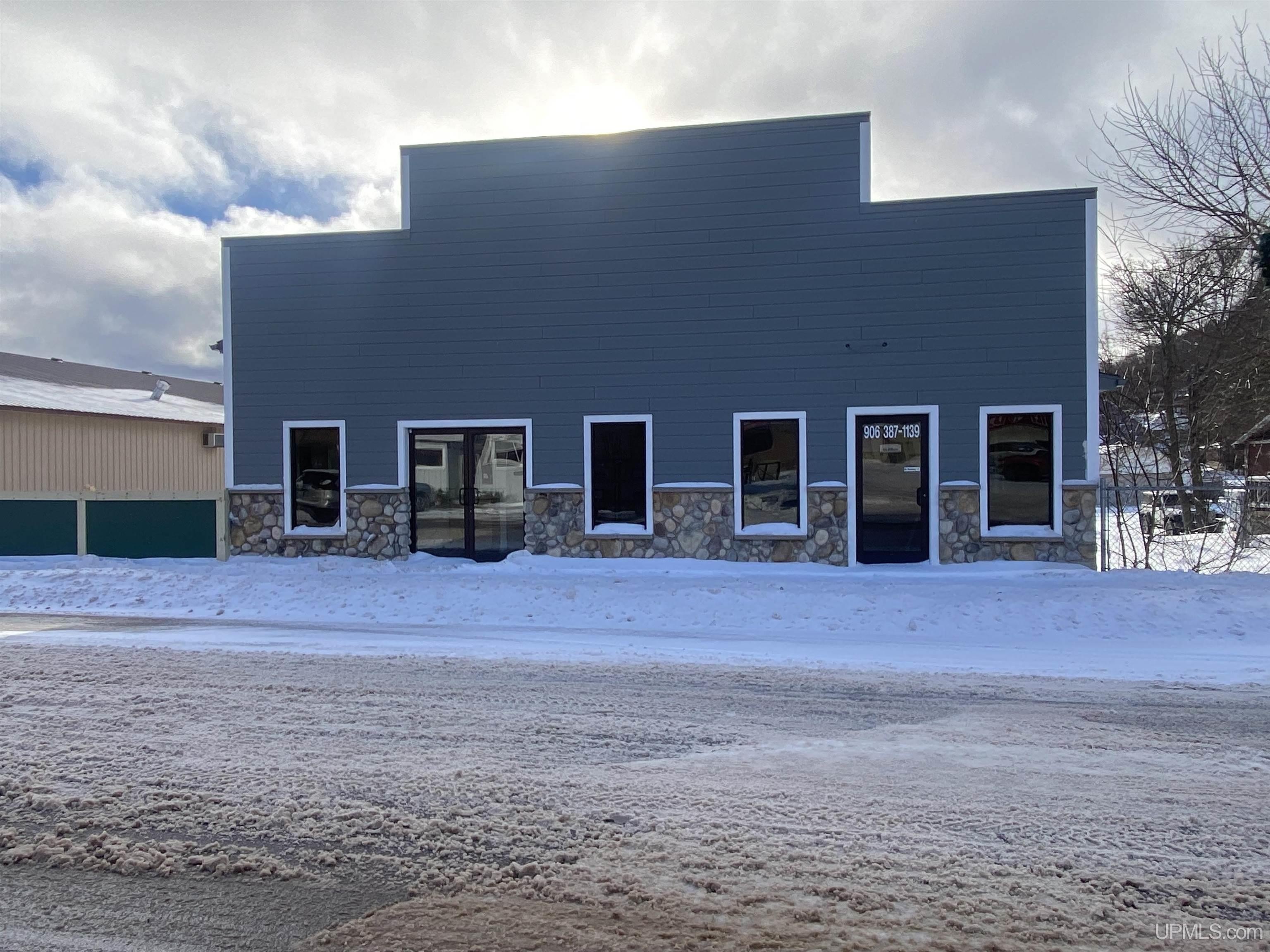 Versatile Commercial Building in Munising