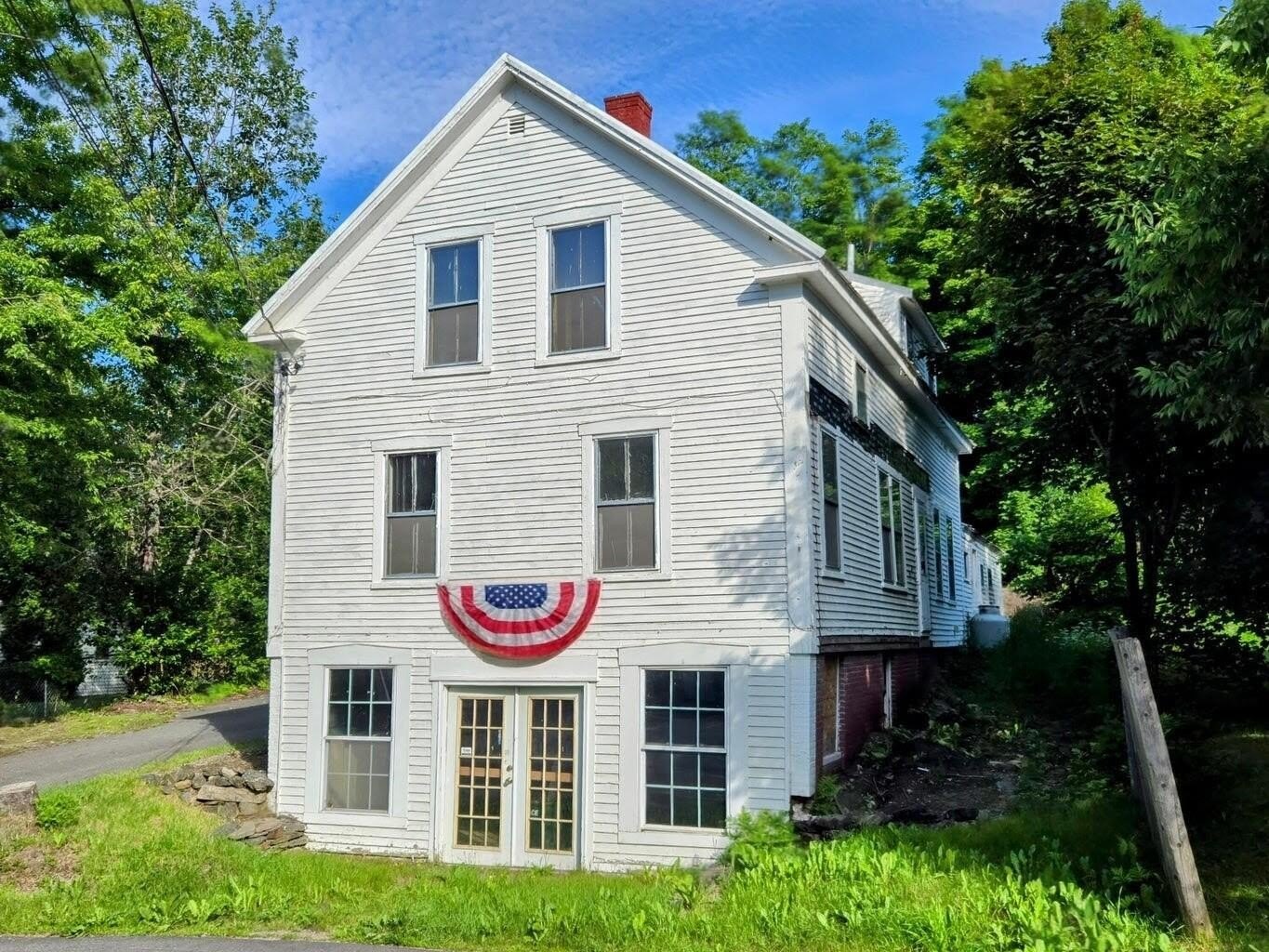 Spacious Building in Prime Location