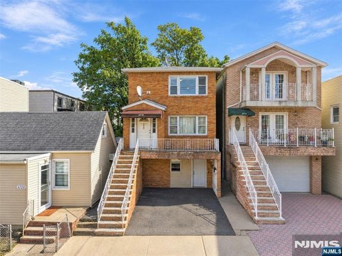 3-Unit Triplex with Parking