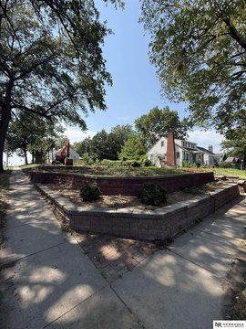 LAND, Lincoln, NE