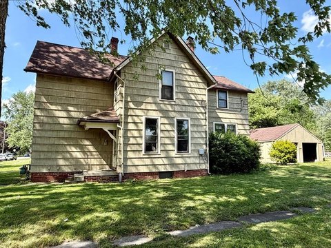 Bucyrus Multifamily with Original Woodwork