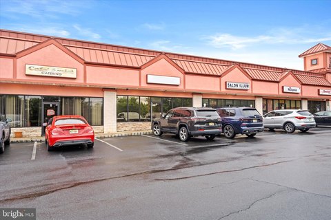 Retail/Office Space in Shopping Center