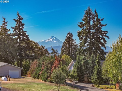 White Salmon Land with Mountain Views