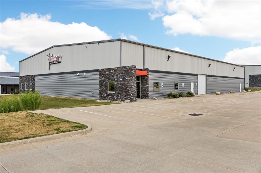 Versatile Commercial Building in Marion, IA