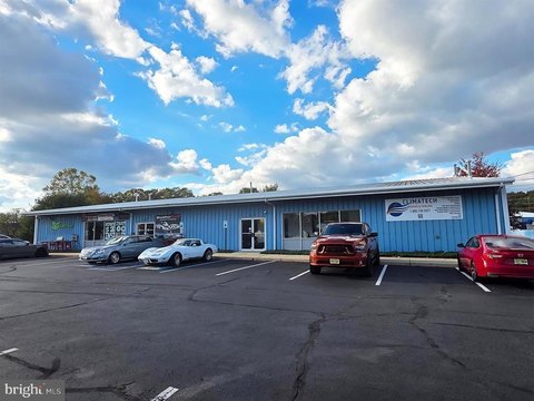 Versatile Flex-Warehouse on High-Traffic Road