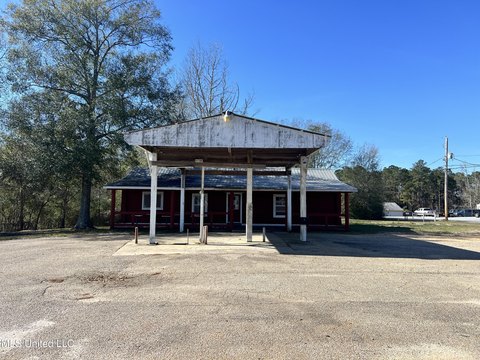 Versatile Commercial Property in Carriere