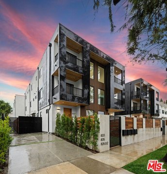 Hollywood Townhome-Style Apartment Building