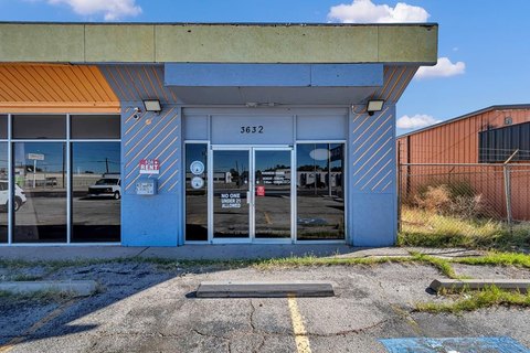 High-Traffic Commercial Building on Andrews