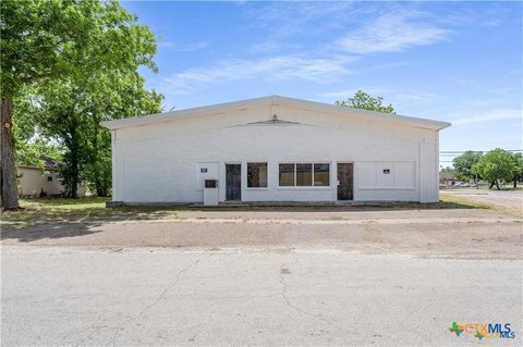 Versatile Commercial Space Near Downtown