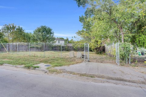 Residential Land in Dallas, TX