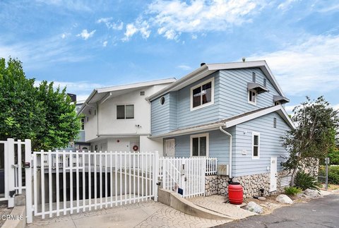 Townhouse-Style Triplex with Garages