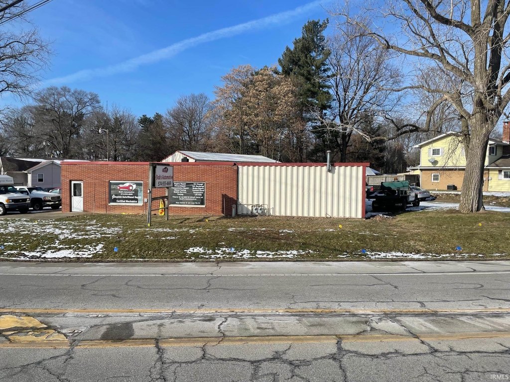 2482 W Lake Ave, Plymouth, IN 46563