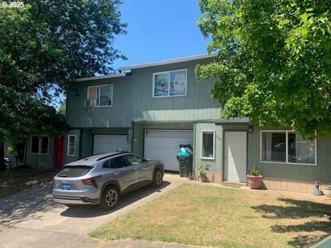 Well-Maintained Roseburg Duplex