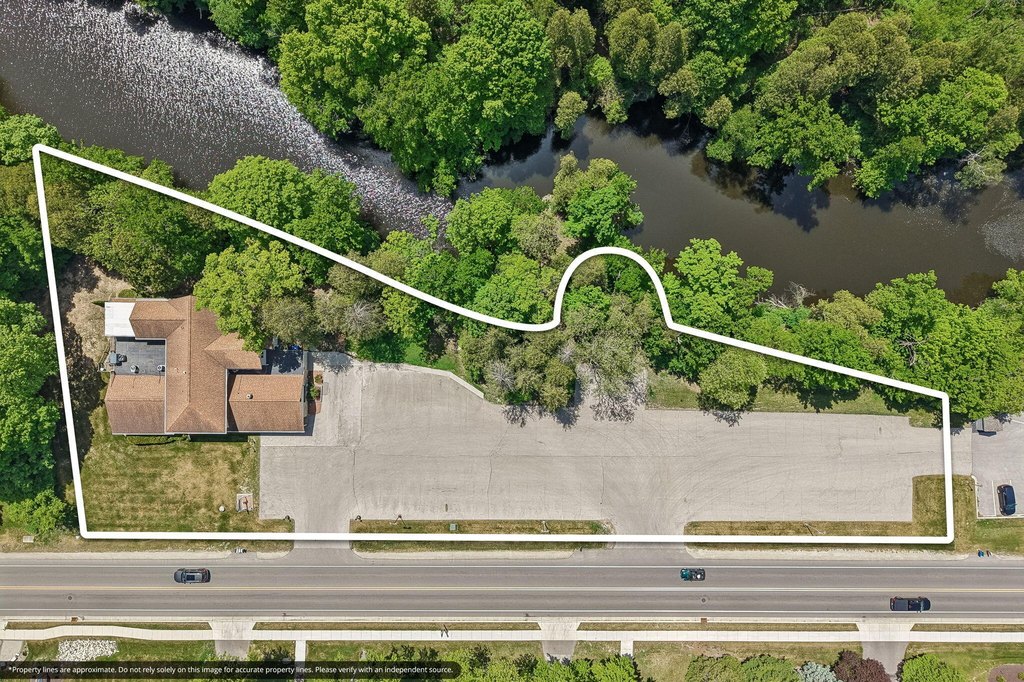 5009 Columbia Rd, Cedarburg, WI 53012