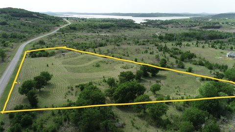 Spacious Cul-De-Sac Lot Near Lake