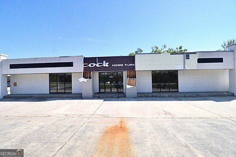 Lake Park Retail Space Available