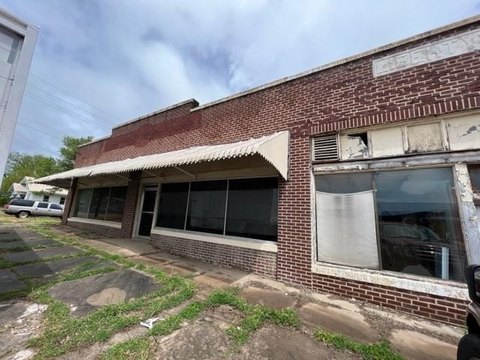Okemah Commercial Building on Six Lots