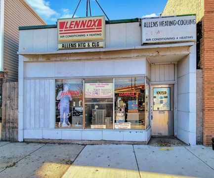 Versatile Retail/Flex Space Near Skyway