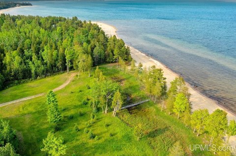 LAND - Manistique, MI