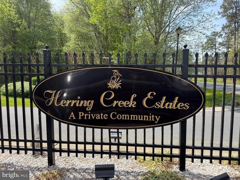 Waterfront Residential Lot in Cul-de-Sac