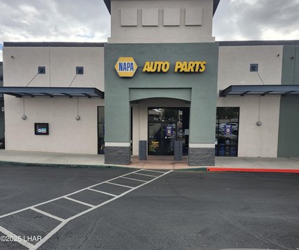 Retail Space in McCulloch Center