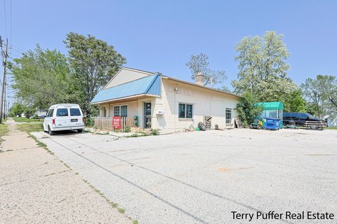 Commercial Building on Corner Lot