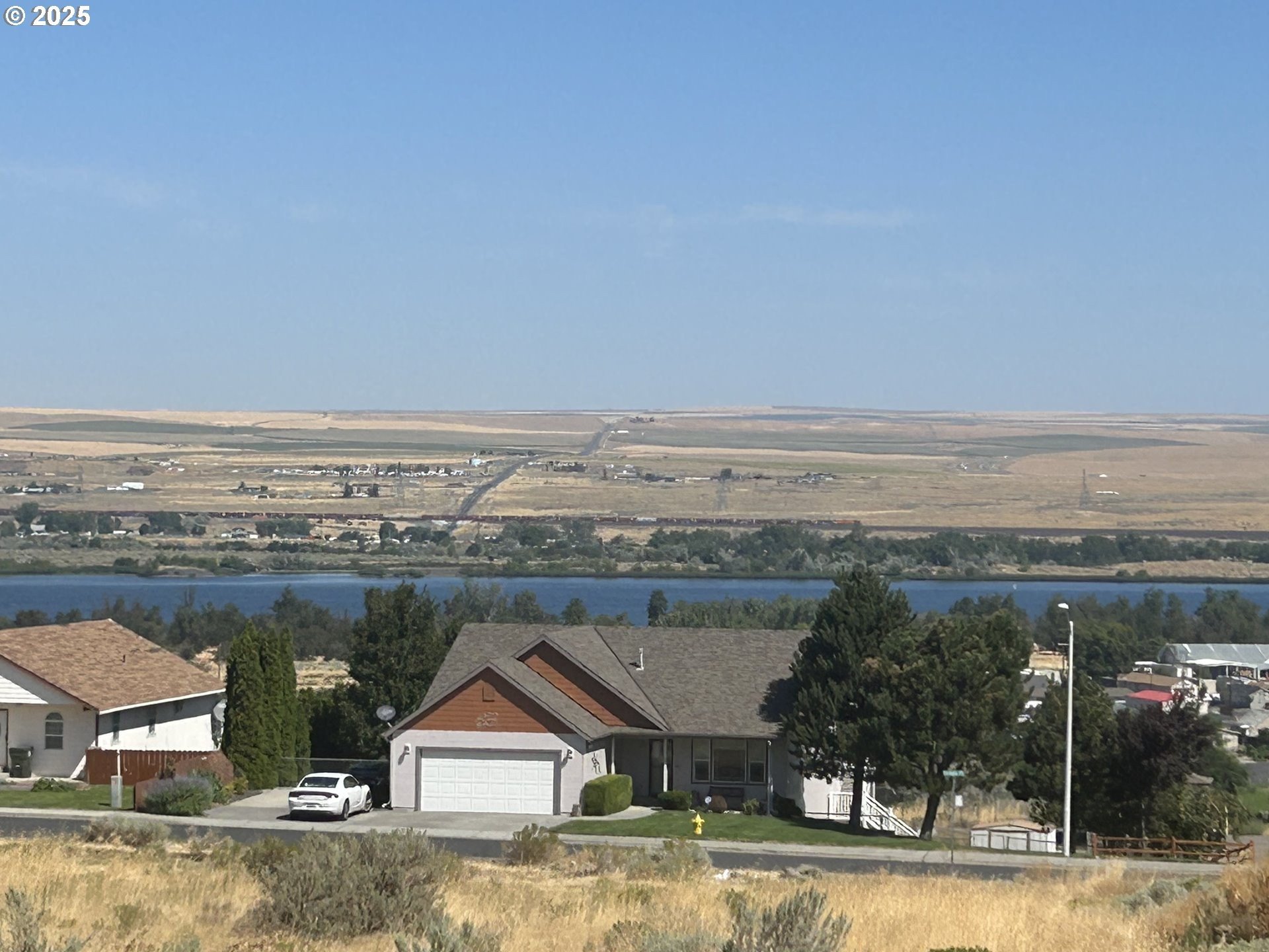 Umatilla Land with Columbia Views
