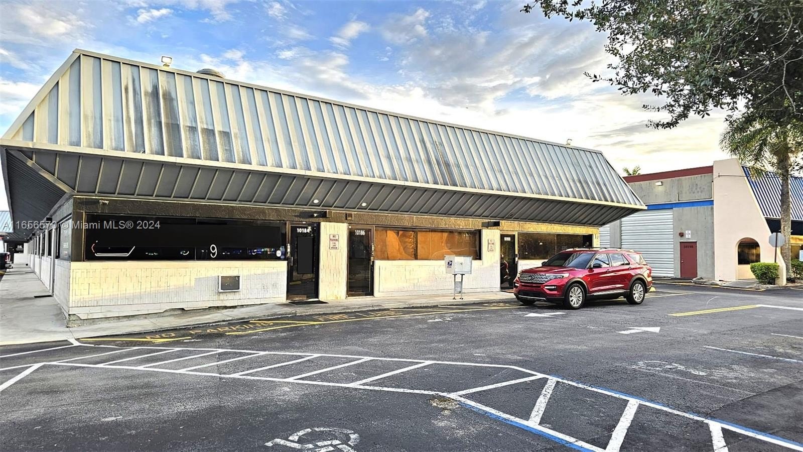 Sunrise, FL Corner Unit