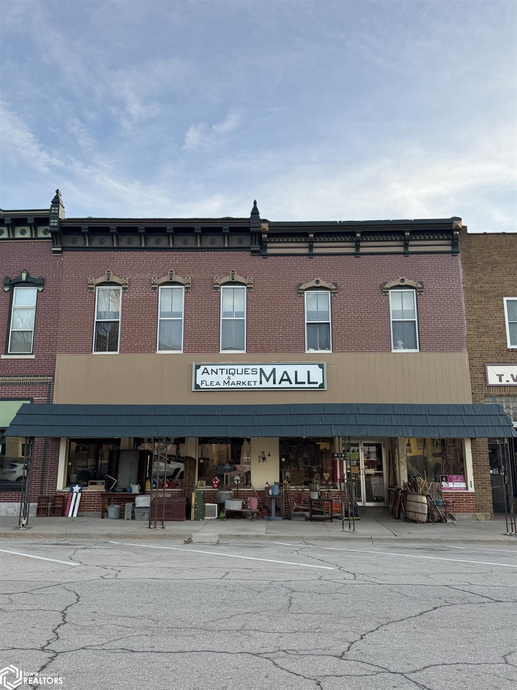 Versatile Commercial Building on City Square
