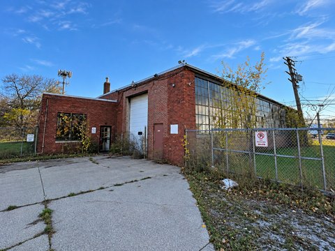 Warehouse with Oversized Garage Openings