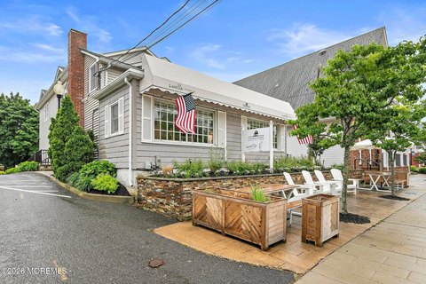 Fairwinds Deli: Landmark Commercial Property