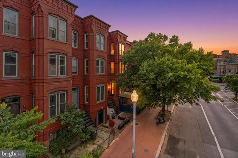 Four-Level Mixed-Use Income Building