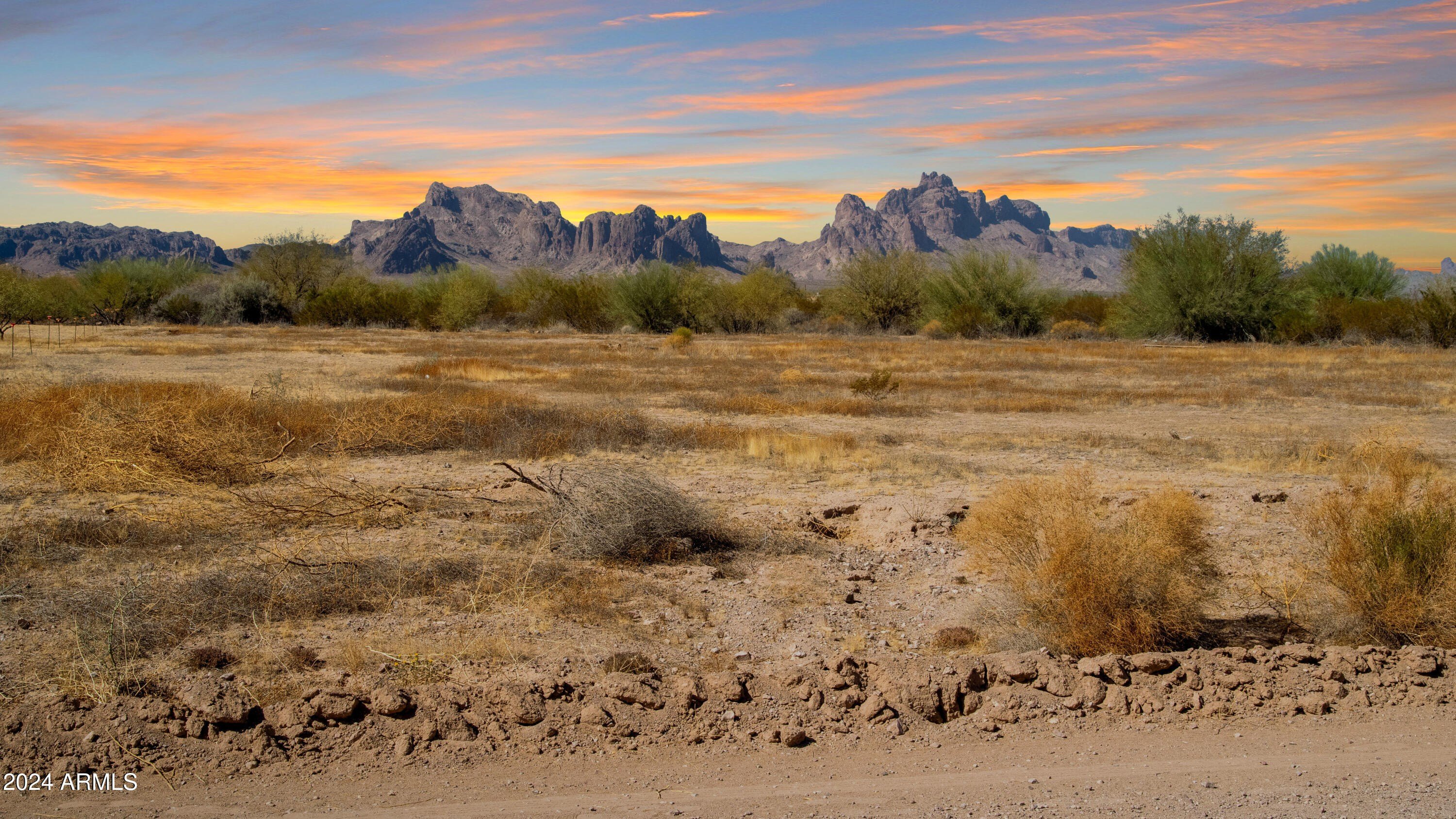 Picturesque Land with Mountain Views