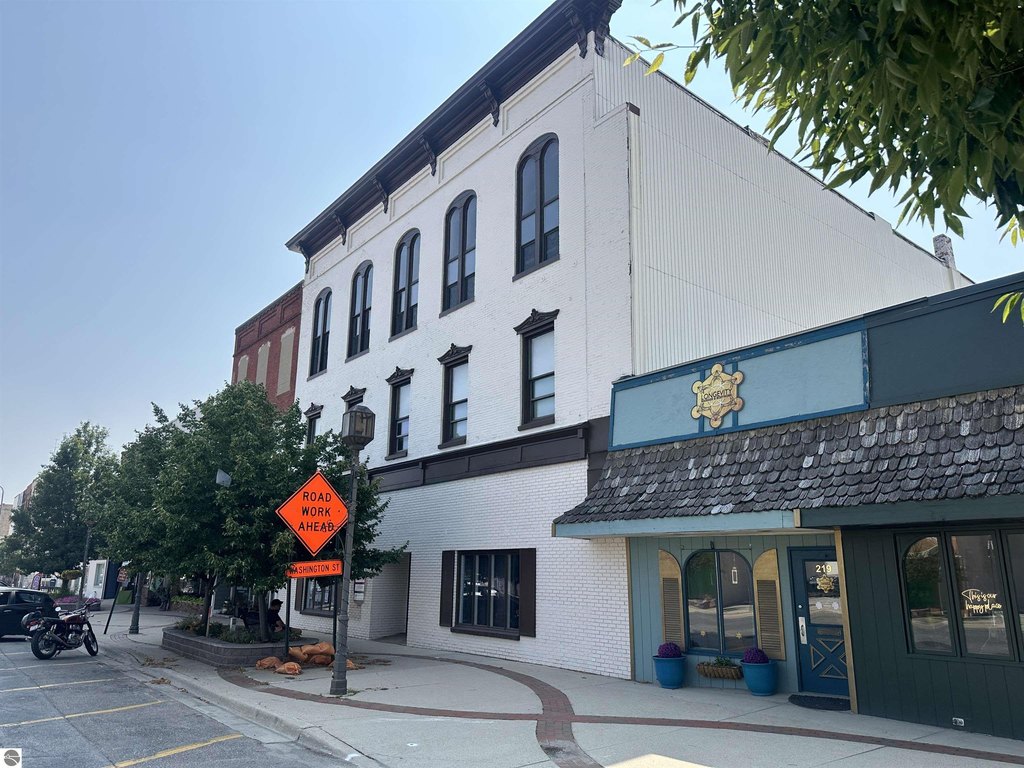 217 Washington St, Owosso, MI 48867-2836