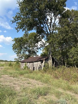 Expansive Land Parcel in Roxton, TX
