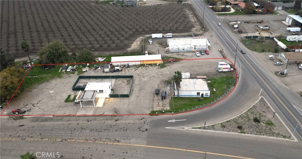 Commercial Property with Versatile Buildings