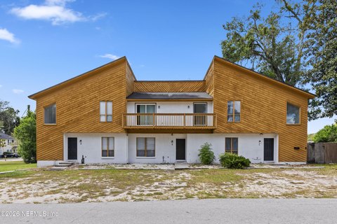 Triplex with Private-Bathroom Bedrooms