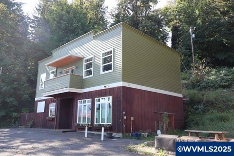 Grocery Store Near Triangle Lake