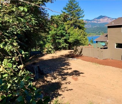 Level Lot in Cascade Locks