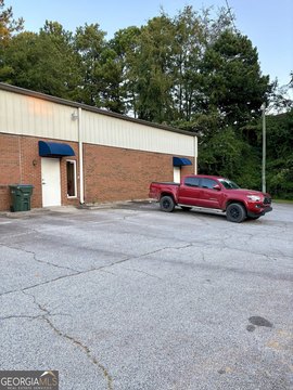 Versatile Commercial Space in Covington